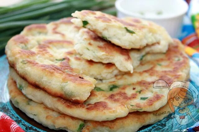 Лепешки на кефире с сыром и луком. Лепешки на кефире с сыром и луком. Лепешки на кефире с начинкой. Лепёшки на кефире с луком и яйцом. Лепешки на кефире с сыром и луком.