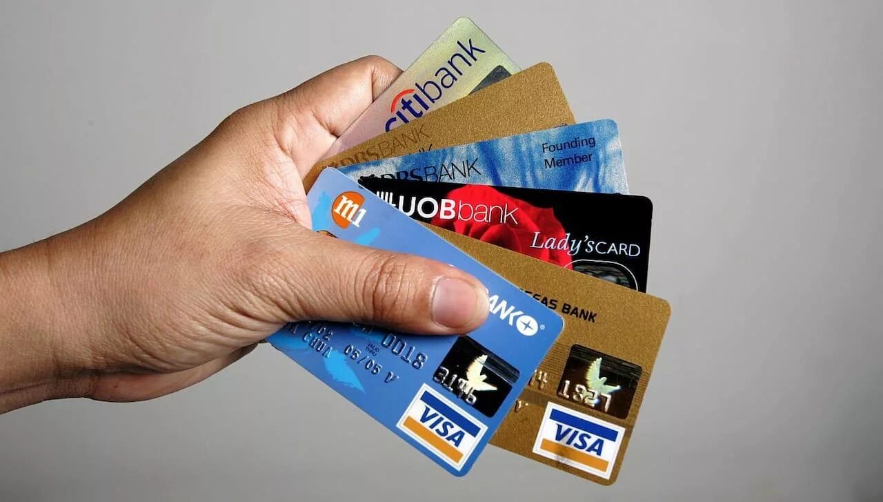 Оформление кредитки. Кредитная карта. Оформление кредитных карт. Кредитная карта в руке. Займы банковские карты.