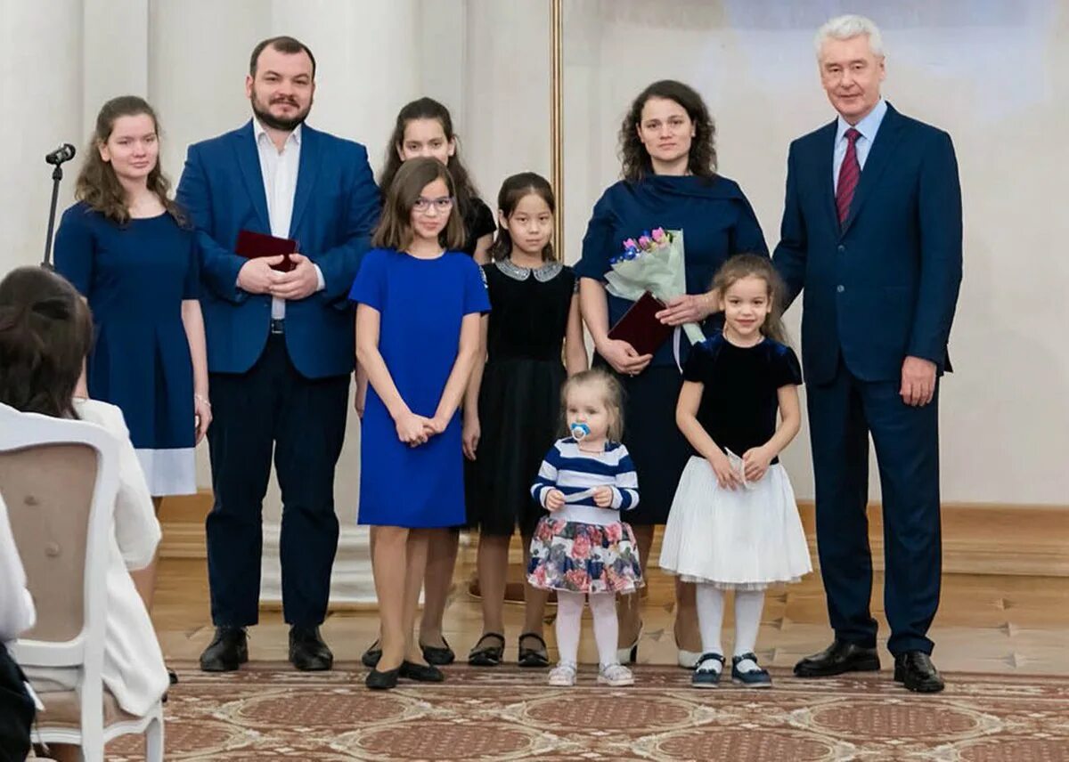 Огрики семья мэра. Собянин семья. Многодетные семьи собянин. Семьи получившие молодую семью теучежский район. Семья мэра муром.
