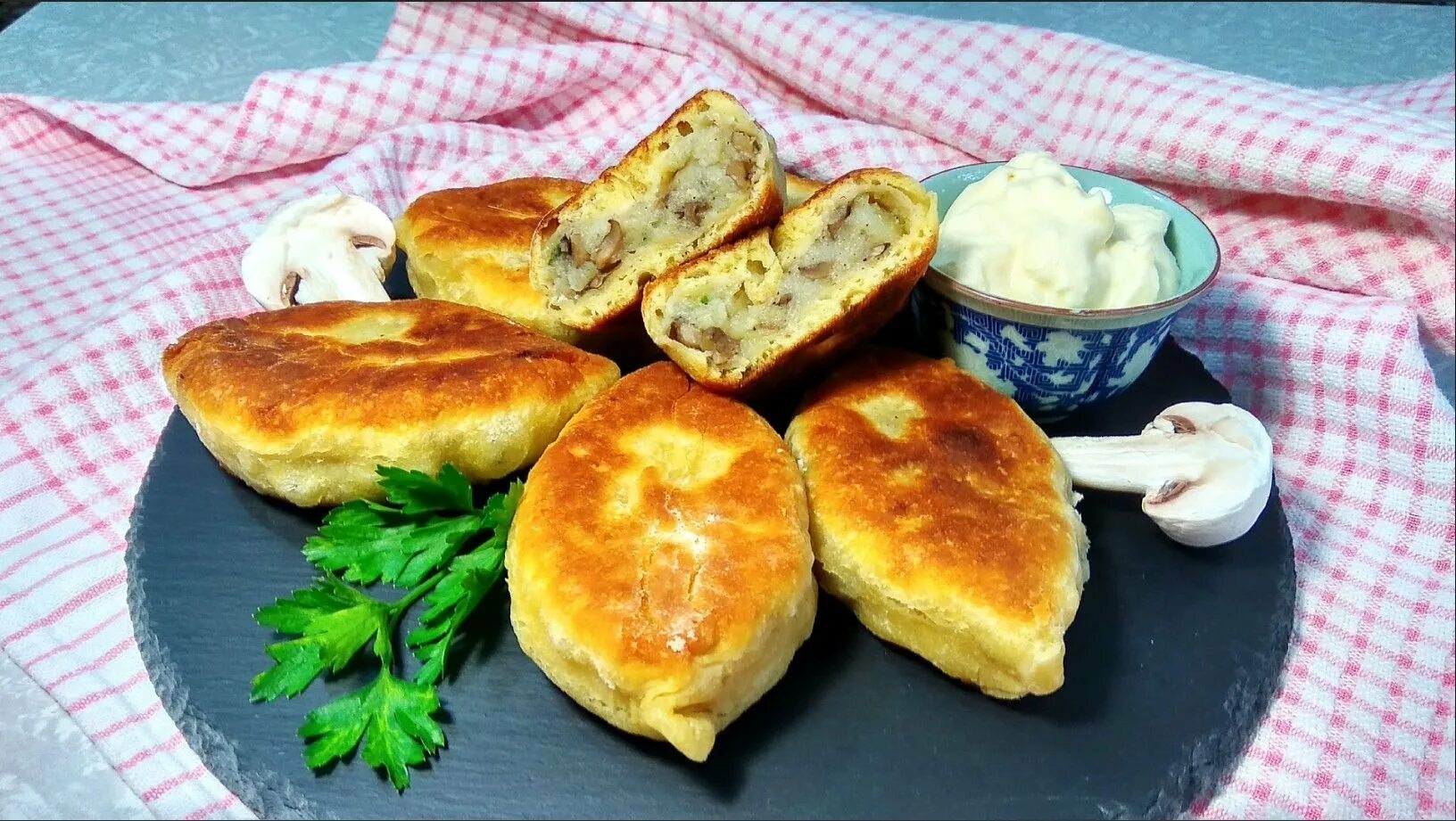 Картофельные пирожки. Пирожки с картошкой жареные. Картофельные пирожки с грибами. Пирожки с картошкой и грибами жареные. Пирожок с картофелем и луком.