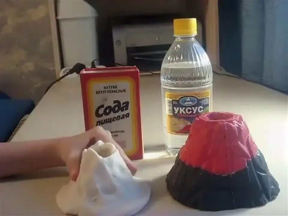 Опыт вулкан в домашних. Опыты вулкан из соды и уксуса. Эксперимент вулкан для детей с содой и уксусом. Макет вулкана своими руками. Опыт для детей вулкан из соды.