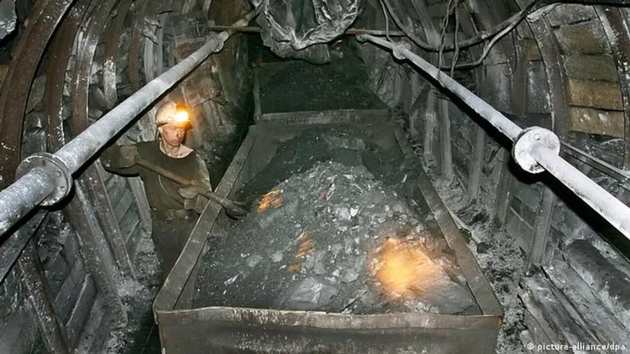 Добыча угля в шахтах. Шахты каменного угля. добыча угля в шахте. добыча каменного угля в ша. шахтная добыча угля.