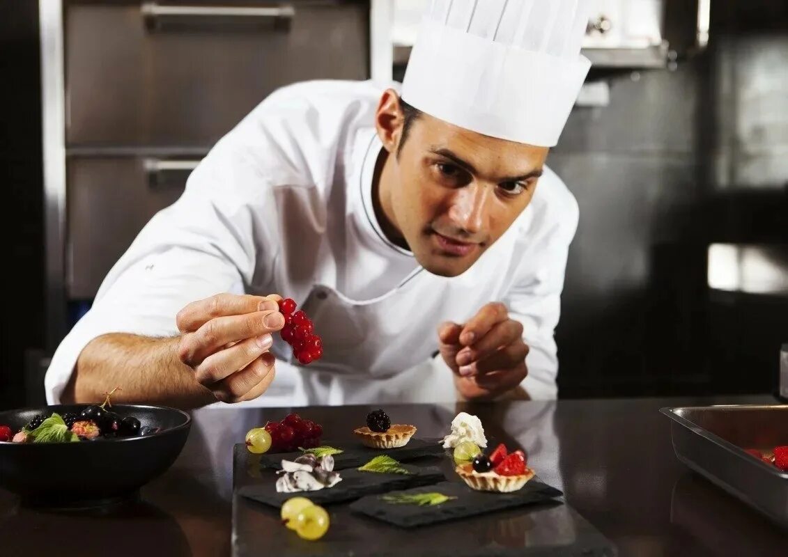 Красивый повар. Профессиональный повар. Повар на кухне. Технология общественного питания. Повар горячего цеха.