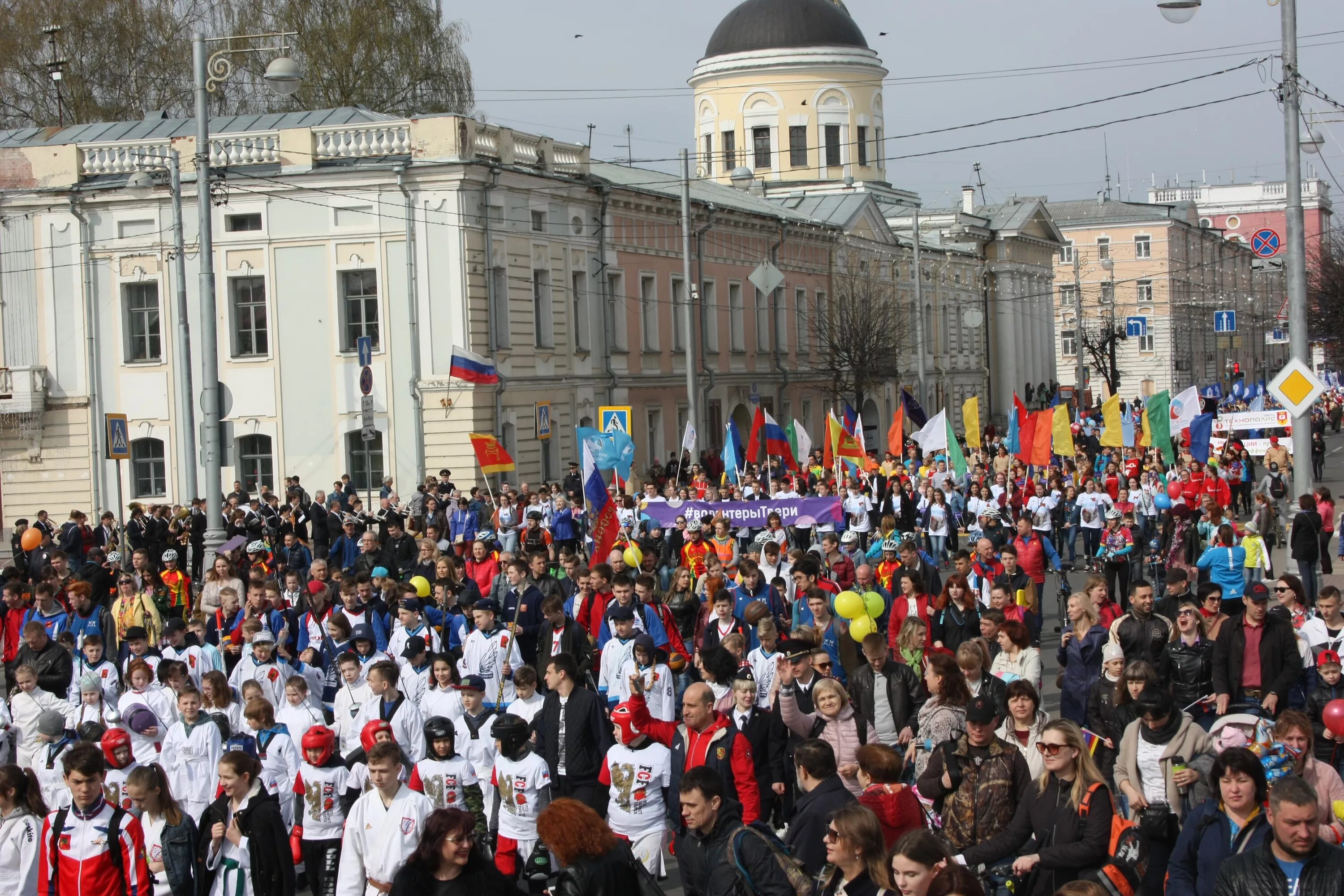 Тверь 1 мая. Первомайская демонстрация в Твери. Тверь население. Первомайские праздник Тверь. Население города Твери в 2010 году.