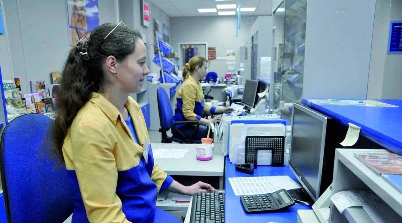 Оператор 1с зарплата. Рабочее место почтальона. оператор почтовой связи. почтовая связь. оператор почты.