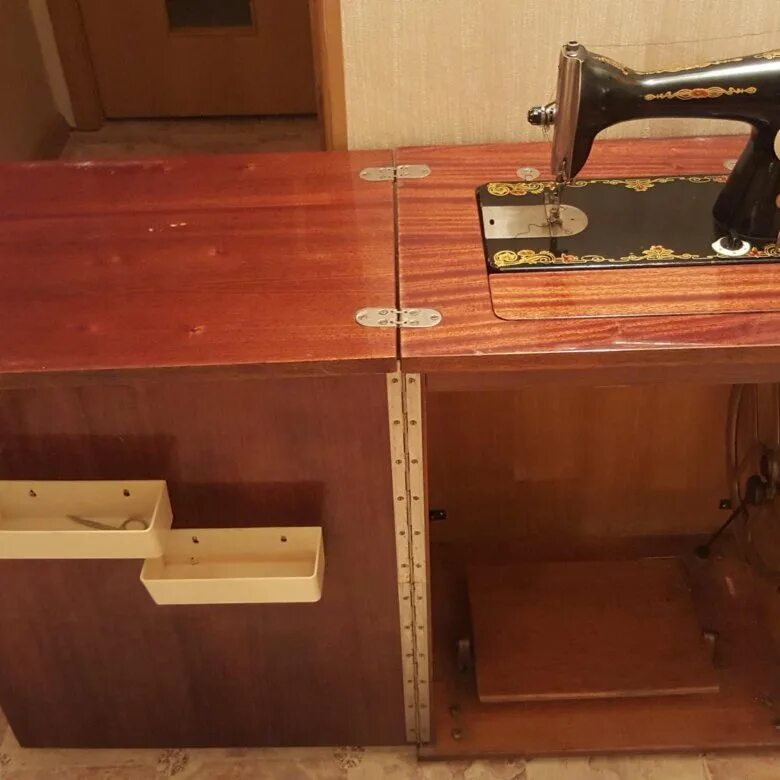 Швейная машинка чайка 134 ножная. Швейная машинка чайка 132. Швейная машина ножная с тумбой. Подольская швейная машинка чайка ножная. Тумба для швейной машины.