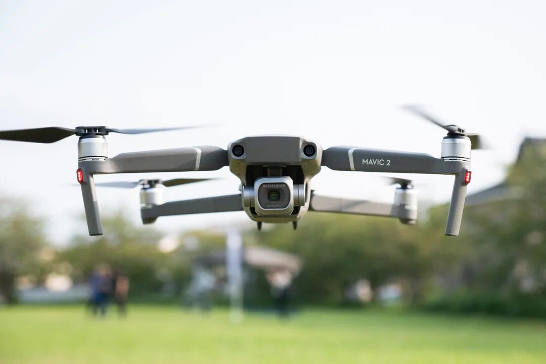 Mavis. Квадрокоптер с функцией съемки с воздуха. Dji mavic 2 pro. Дрон с камерой inspire. Квадрокоптер для освещения.