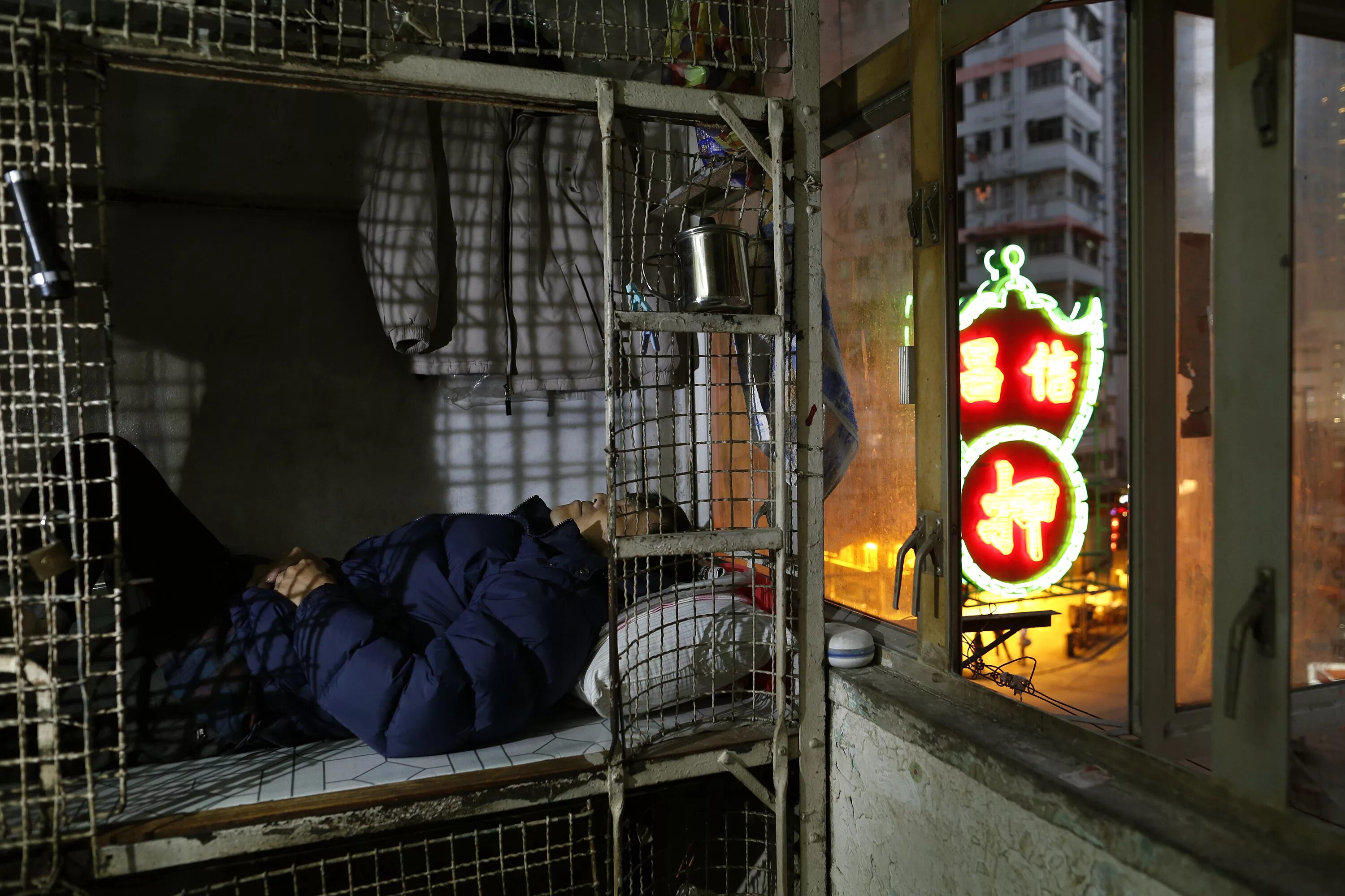 Снится квартира в которой жили раньше. Гонконг трущобы в клетках. Трущобы Гонконга внутри квартир. Люди живут в клетках в Гонконге.