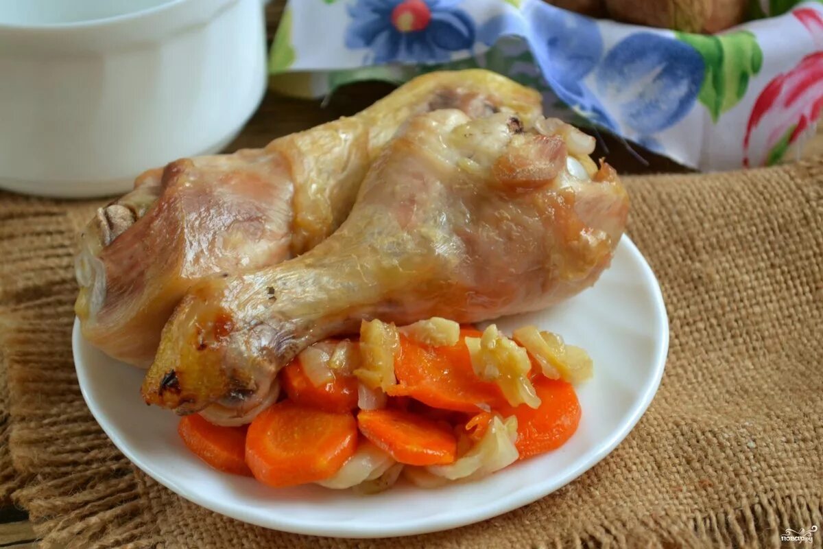 Голень куриная рецепты простой. Куриные ножки в рукаве. Куриные голени в рукаве. Курица на овощной подушке. Курица на овощной подушке в духовке.