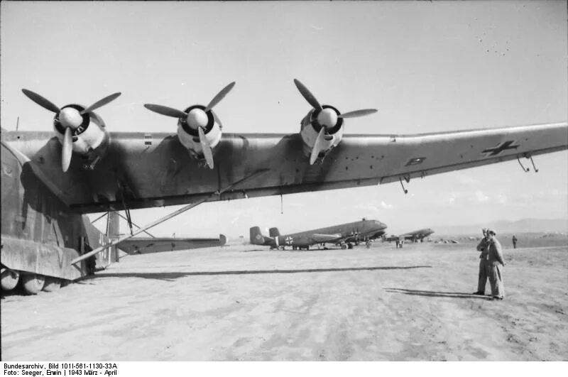 Messerschmitt gigant. Messerschmitt me 323 гигант. транспортный самолет messerschmitt me-323 gigant. ме-323 гигант. messerschmitt me.321.