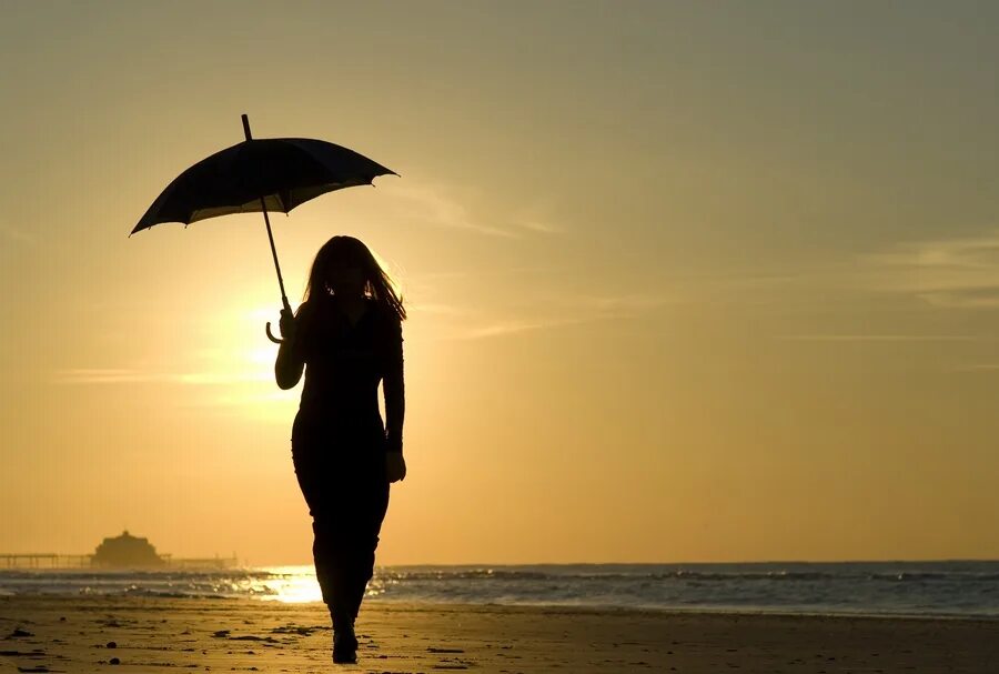 Девушка с зонтом. Девушка с зонтиком на море. Девушка с зонтиком на пляже. Девушка на закате с зонтиком.