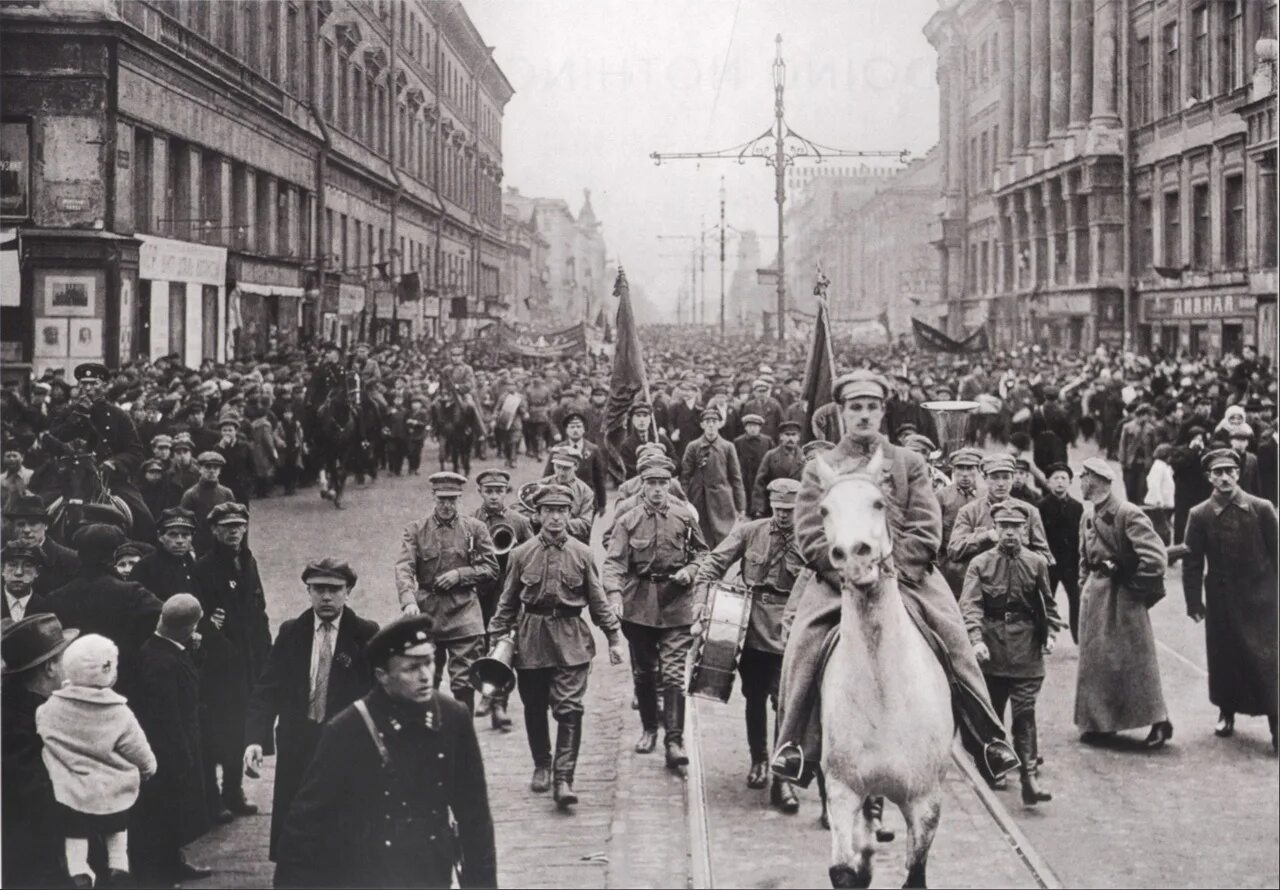 Европа после революции. Демонстрации на Невском проспекте в 1918.