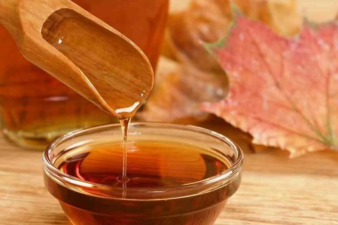 Польза кленового сока для человека. Кленовый сироп Maple Syrup. Кленовый сироп Канада. Кленовый мед. Еда в Канаде кленовый сироп.