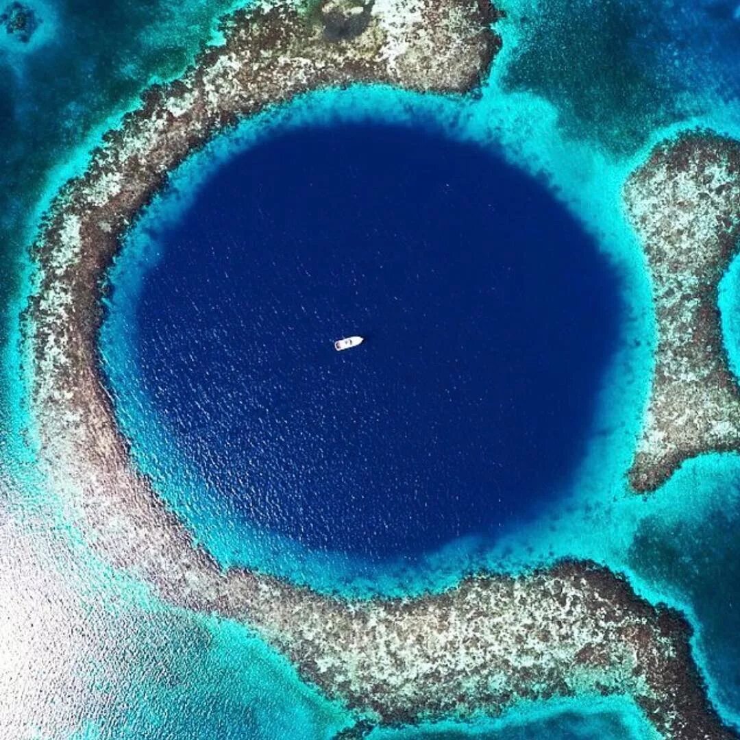 Самое большое глубокое. Большая голубая дыра, Лайтхаус-риф. Голубая впадина Дахаб. Голубая впадина Белиз. Юкатан полуостров большая голубая дыра.