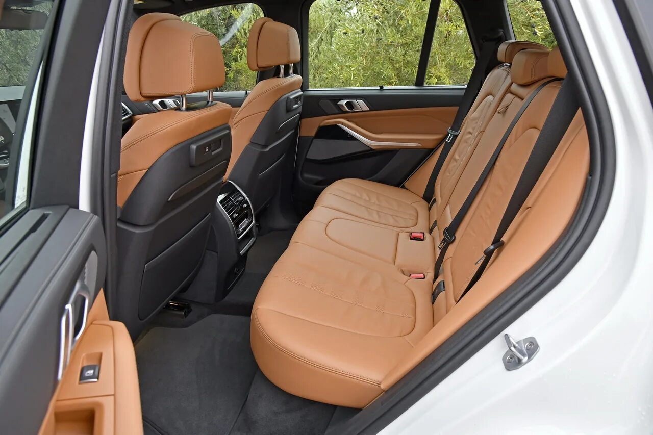 Сиденья бмв g05. Bmw x5 2021 interior. bmw x5 g05 салон. bmw x5 2021 салон. бмв х5 интерьер 2021.