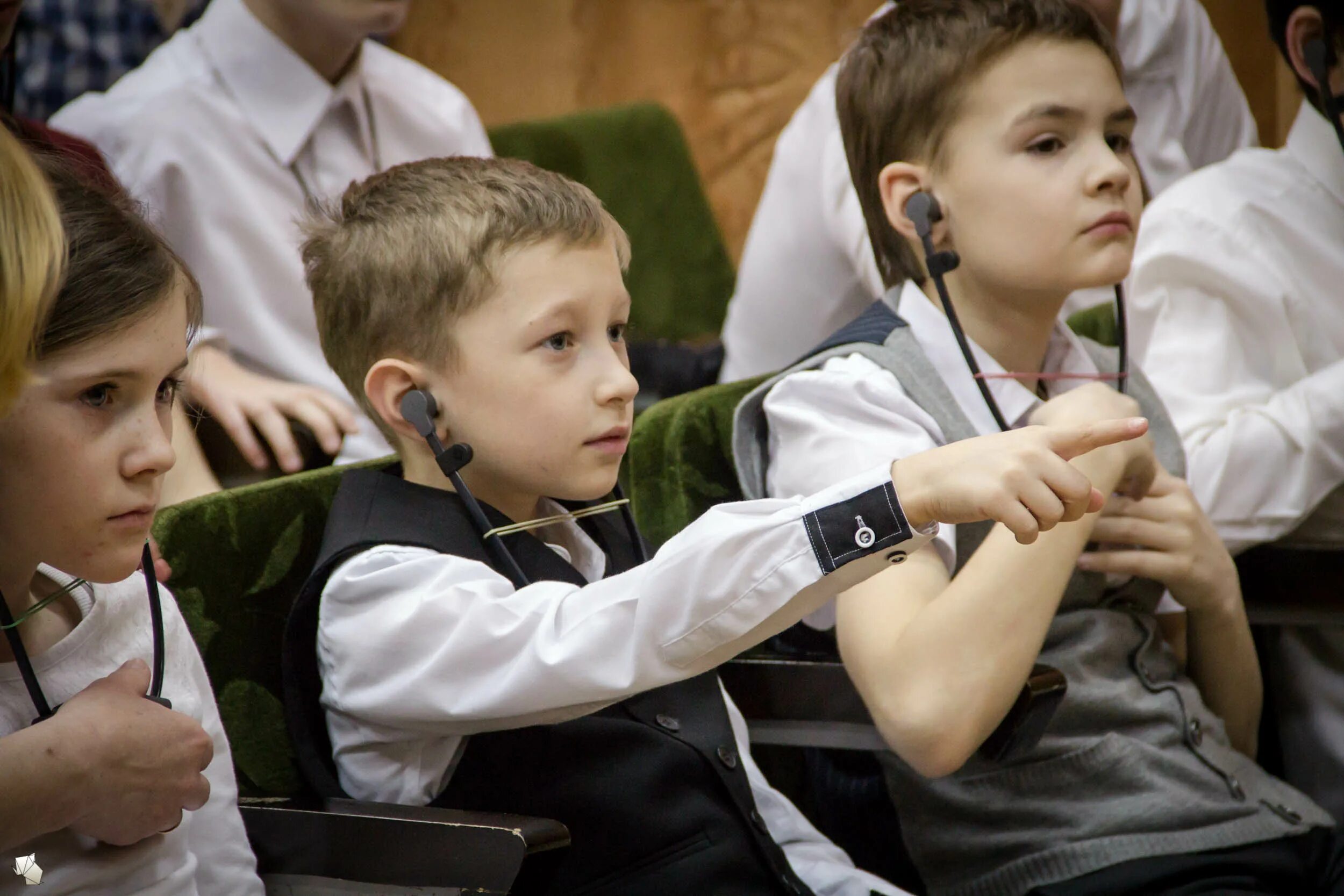 Общение со слабослышащими. Дети с нарушением слуха.. Глухие и слабослышащие дети. Школьники с нарушением слуха. Дети с нарушением слуха в школе.
