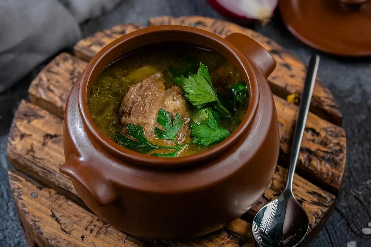 Томлёная говвядина в горшочках. Курица тушеная в горшочках. Горшочки по ивлевски. Мясное блюдо в горшочке. Жаркое в горшочках с мясом.