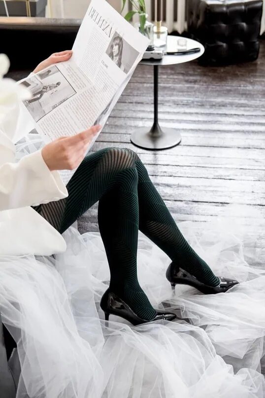 Одевает чулки. Ноги под столом. Девушки в колготках веб камера. Ноги под столом. Мужчина под столом.