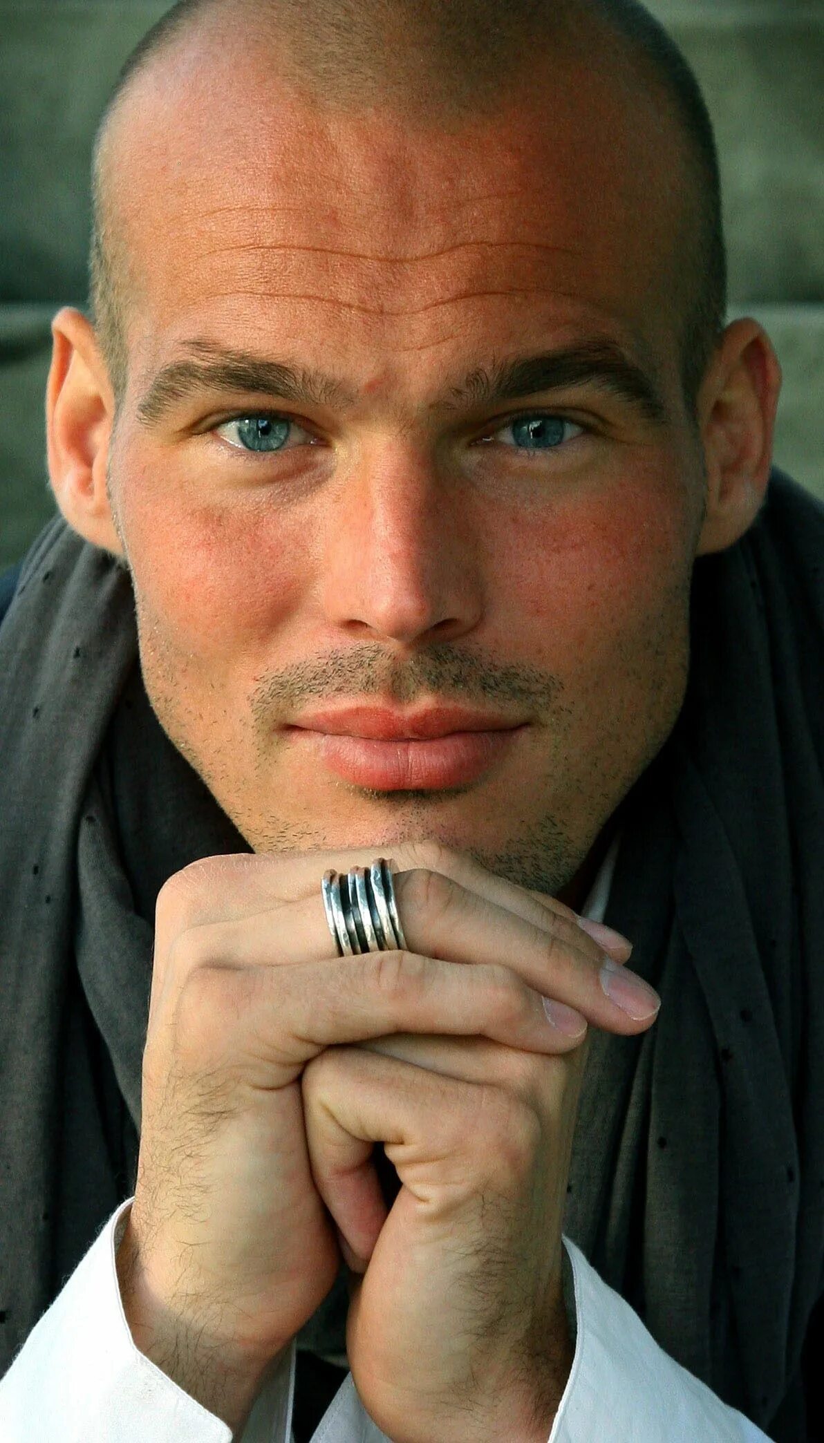 Самый красивый бритый. Fredrik Ljungberg. Freddie Ljungberg. Лысый парень. Красивый лысый парень.