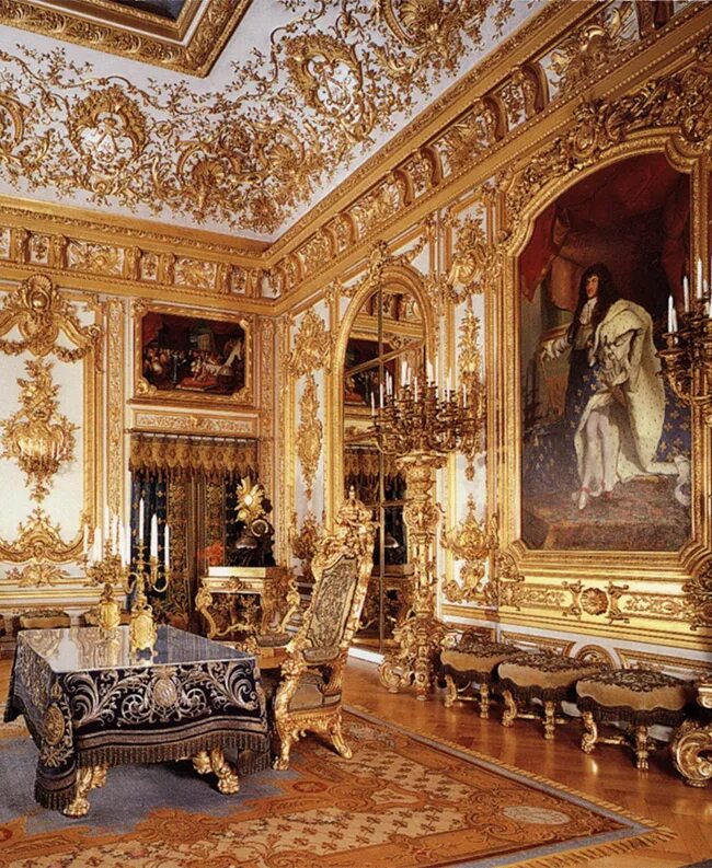Самые богатые петербурга. Версальский дворец интерьеры. Версаль Барокко. Эрмитаж рококо. Стиль рококо Эрмитаж.
