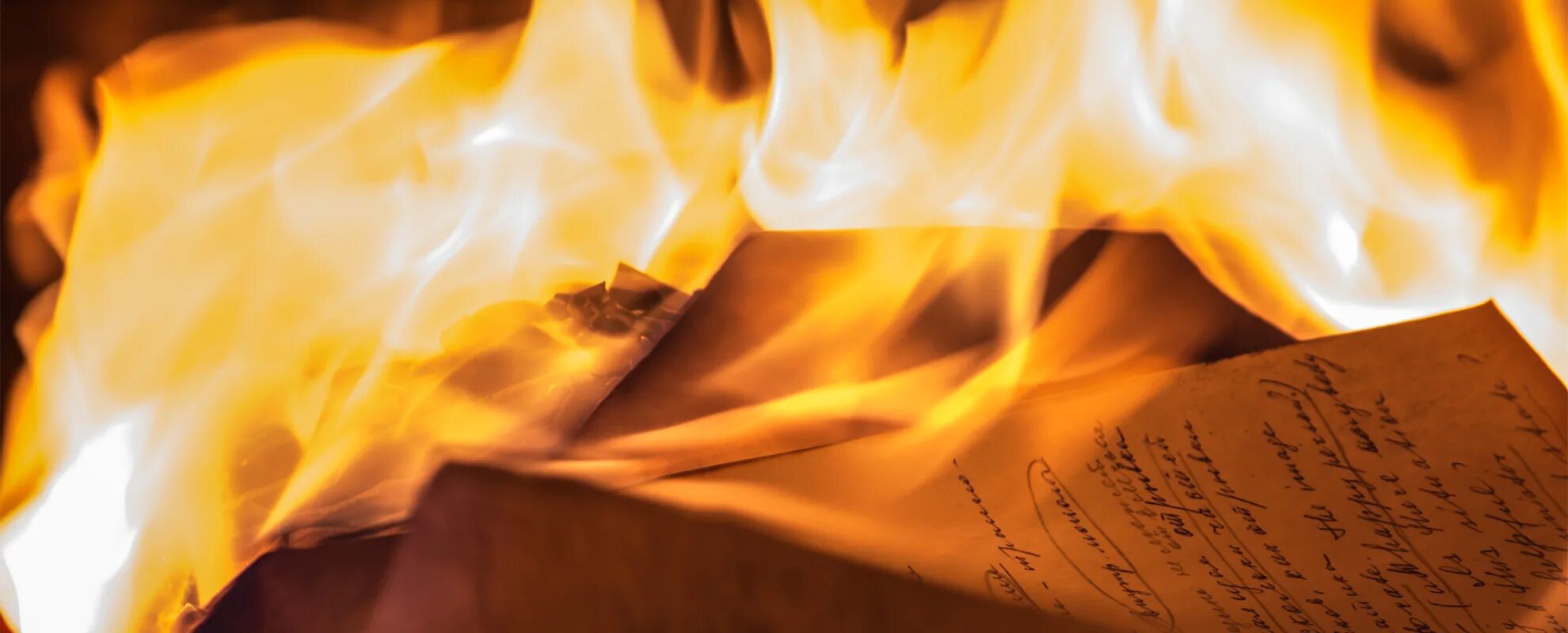 В огне том 1. Рукописи в огне. Горящая бумага. Бумага горит. Горящее письмо.