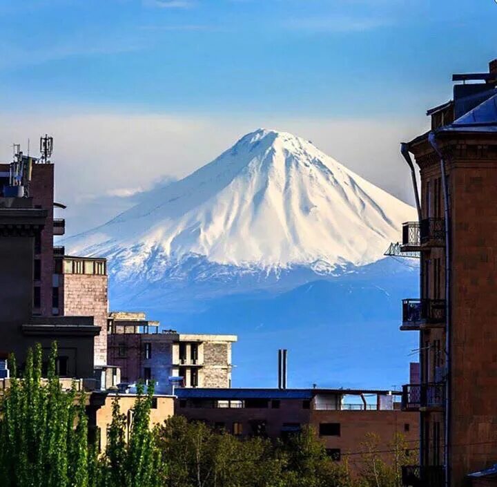 Ереван массив. Арарат (город, Армения). Масис Армения. Гора Арарат в Армении. Масис Ереван.