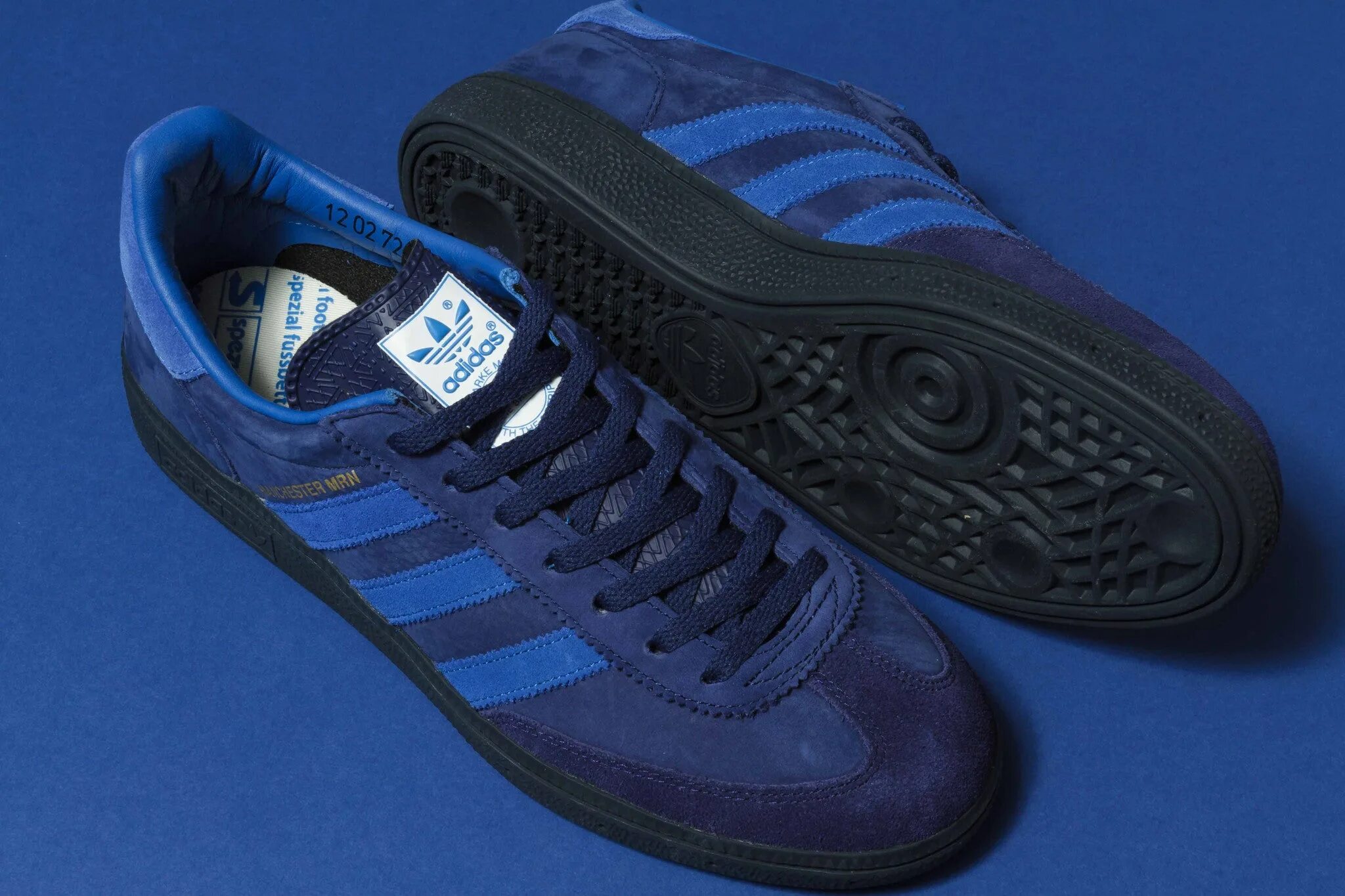 Кроссовки адидас индонезия. Adidas Manchester MRN. Adidas Manchester Marine. Adidas Originals Manchester кроссовки. Adidas Manchester oi Polloi.