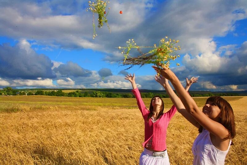 Природа и люди фонд. Гармония человека и природы. Единение человека с природой. Радость от общения с природой. Живите в гармонии с природой.