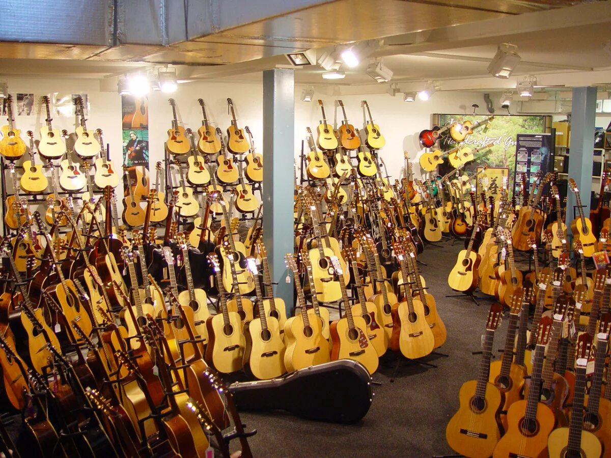 Купить гитару в магазине гитарный клуб. Гитарный магазин. Гитары музыкальные магазины. Фабрика музыкальных инструментов. Завод гитар.