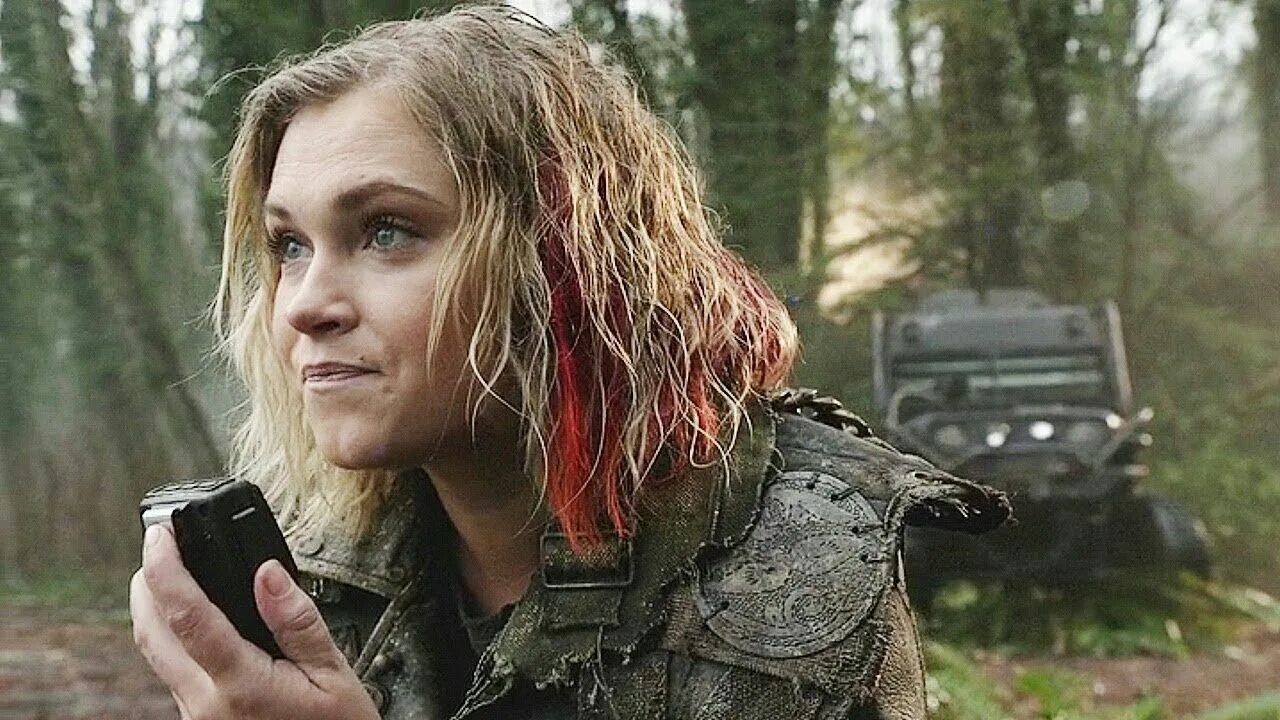 The phone rang in clark taylor. Ванхеда кларк. the 100 bellamy and clarke 4x13. сотня кларк с пистолетом. the 100 clarke and bellamy lexa.
