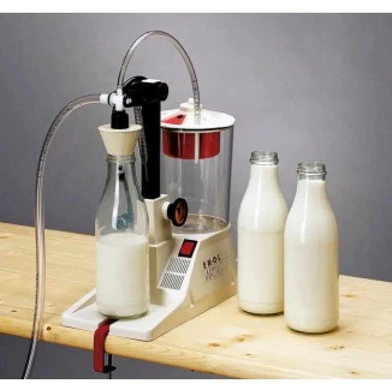 Разлив молока в бутылки. Аппарат для розлива Enolmatic. Enolmatic аппарат розлива в бутылки. Автомат для разлива молока.