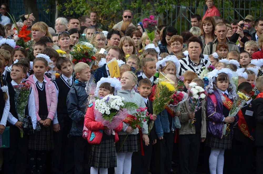 1е сентября линейка. 4 Б первое сентября. Первое сентября 2017 года школа 15. Школа 1 класс.