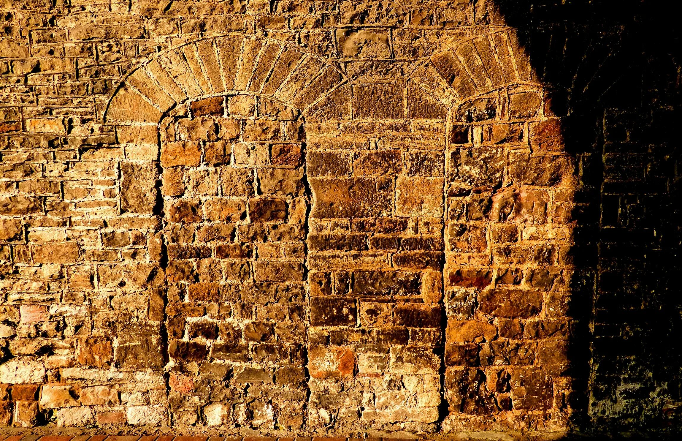 Стена в древности. Средневековый кирпич. Кирпичи в средневековье. Древние стены. Кирпичная стена средневековье.