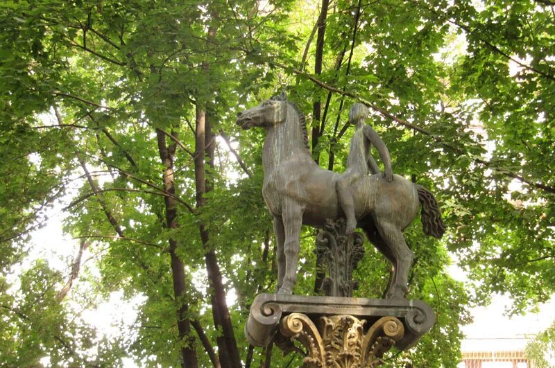 Маленькие памятники москвы. Памятник венечке в москве. Необычные скульптуры в москве. Памятник алиса в стране чудес в москве. Памятник жукову в москве александровский сад.