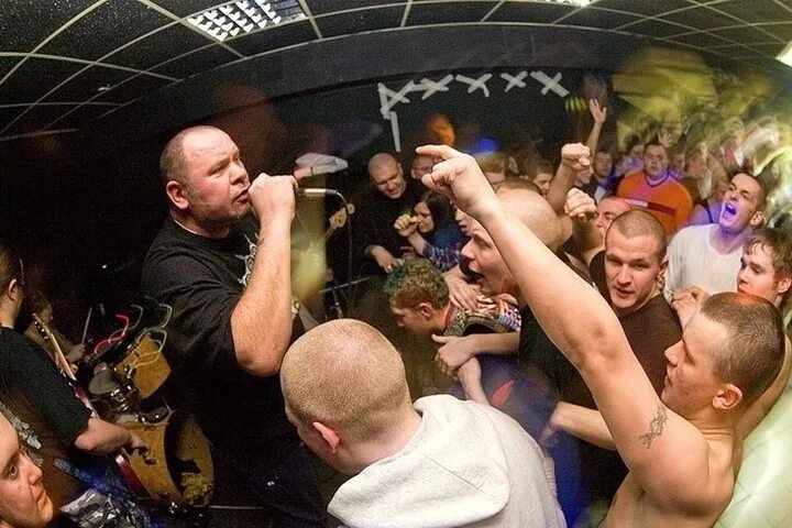 Панк группа из Кирова. Фото после концерта. Концерт на Болотной в 2012 году панк группы. Развлекаться после концерта.