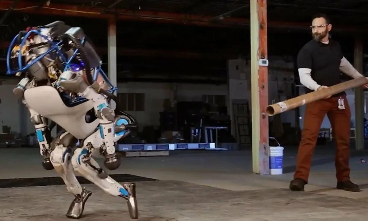 Робот обсуждай. Дженерал Дайнемикс роботы. Boston Dynamics Atlas. Танец робота. Издеваются над роботом.