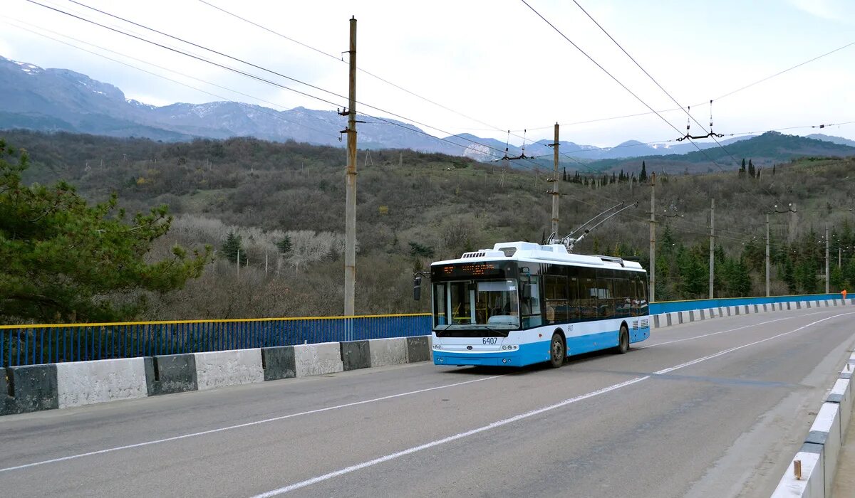 Троллейбус 52 алушта ялта. Ялта троллейбусный вокзал. Троллейбус симферополь алушта. Троллейбус маз. Ялта троллейбусный вокзал.