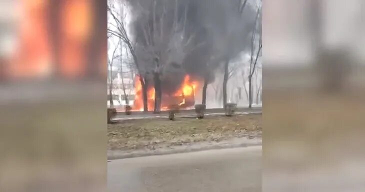 В Волгограде загорелась маршрутка. Факел в Красноармейском районе Волгограда. Сгорел автобус в Волгограде сегодня. Сгорел дом Волгоград Кировский район. Сгорел автобус волгоград