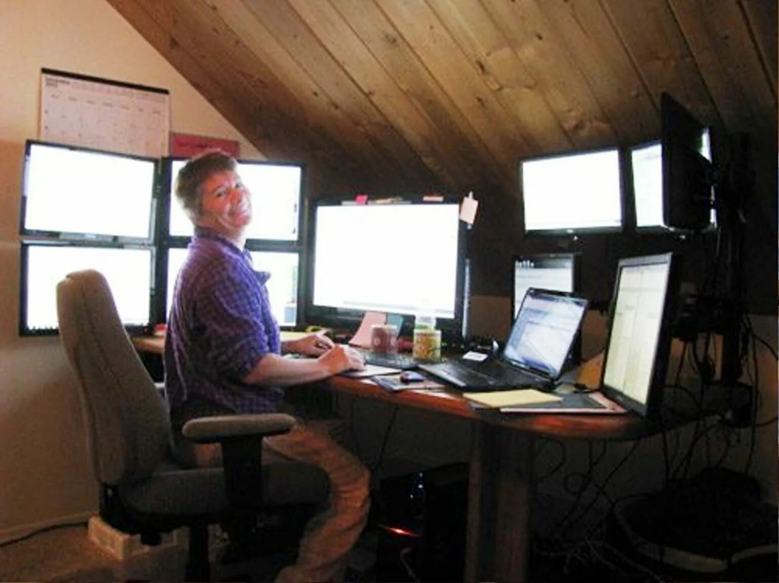 Рабочее место трейдера. Трейд in компьютера. Home trade. Домашний офис трейдера. Стол для трейдинга.