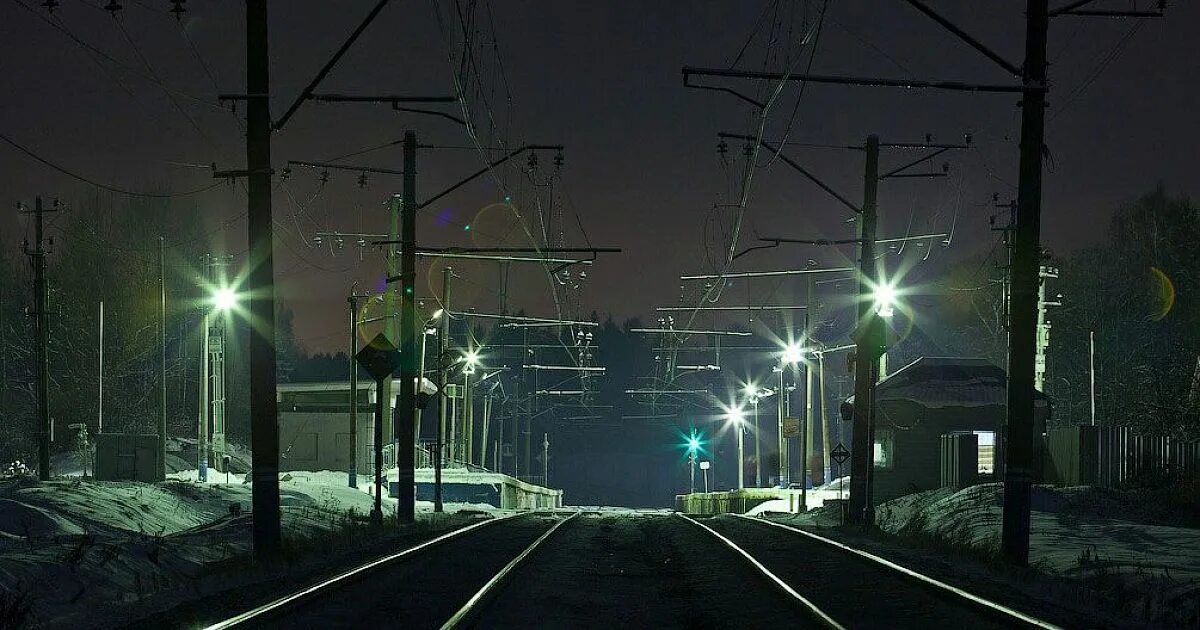 Включи станция лето. Освещение железной дороги. Железная дорога ночью. Станция ночью. Освещение железнодорожных станций.