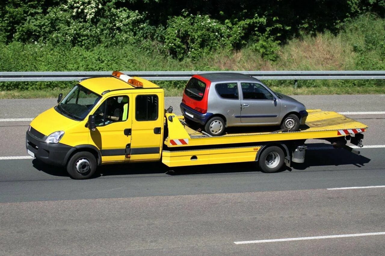 Служба эвакуации автодруг. Мерседес Спринтер эвакуатор. Fuso Canter эвакуатор. Машина на эвакуаторе. Услуги эвакуатора.