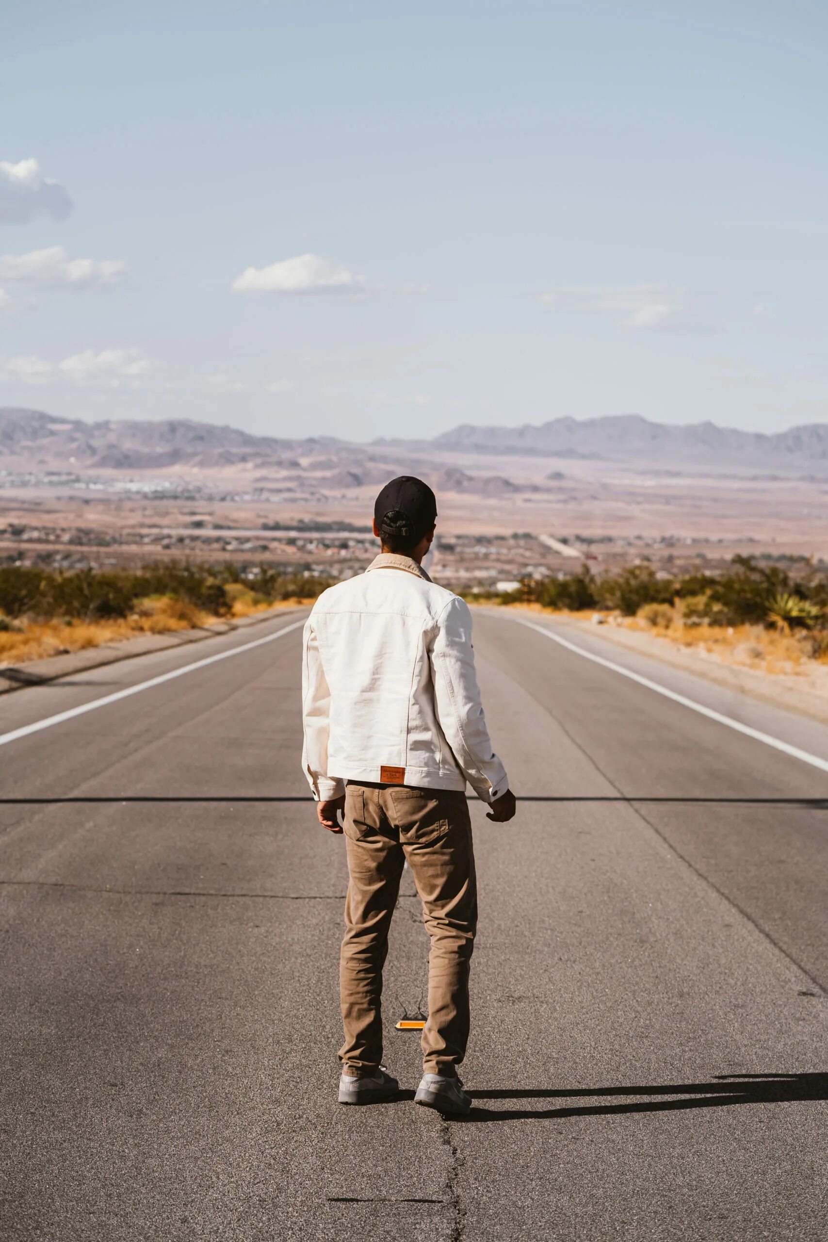 мужчина на дороге. дорожный мужчина. фотосессия парня на дороге. прогулка пешком. фотосессия парня дороги в городе.