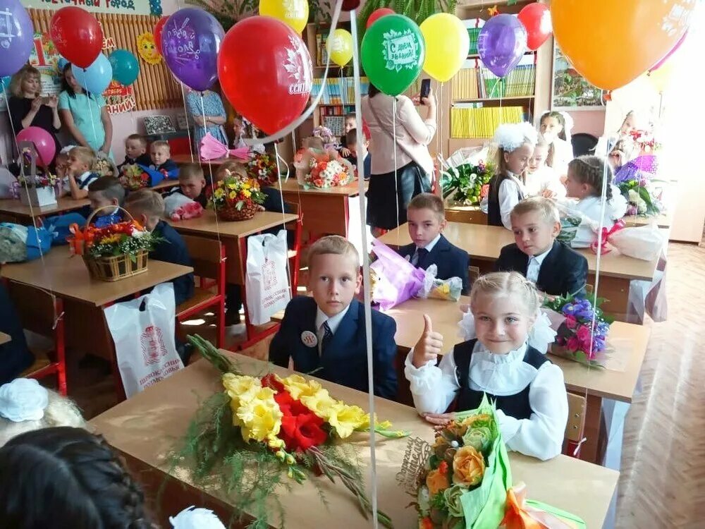 Собрание в школе 1 сентября. Украшение для парт. священники в школе на 1 сентября. кашира школа 1. школа 1 сентября собрание.