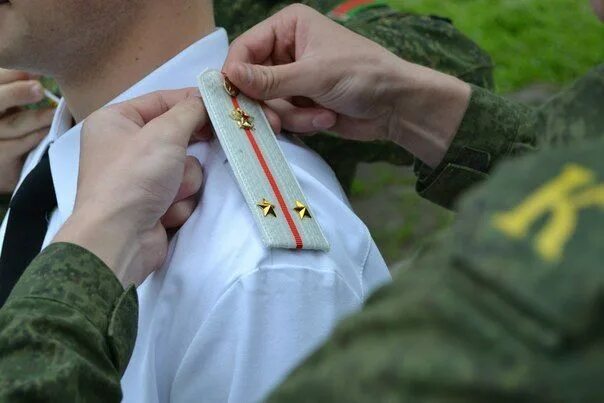 Лишение наград. Лейтенантские военные погоны. лишение воинского звания. курсант лейтенант погоны. лишение специального звания.