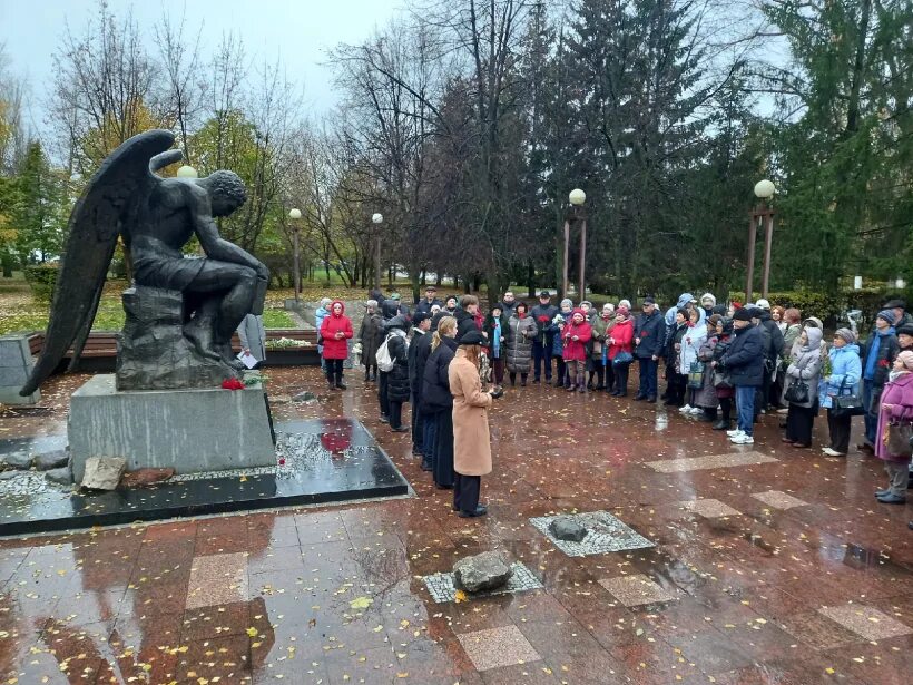 Тольятти скорбит. Памятник скорбящий ангел в тольятти. Тц зимняя вишня скорбим. Скорбящий ангел тольятти. Памятник падшему ангелу в тольятти.