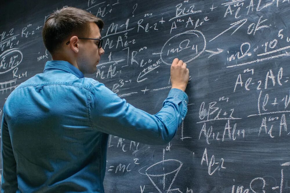 Математика в сша 2 2. Учитель в индии. Джон нэш рассел кроу. Учитель у доски. Рассел кроу игры разума.