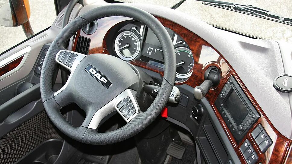 Интерьер даф. Daf xf 106 салон. daf euro 6 салон. daf fx 105 салон. даф 105 салон механика.