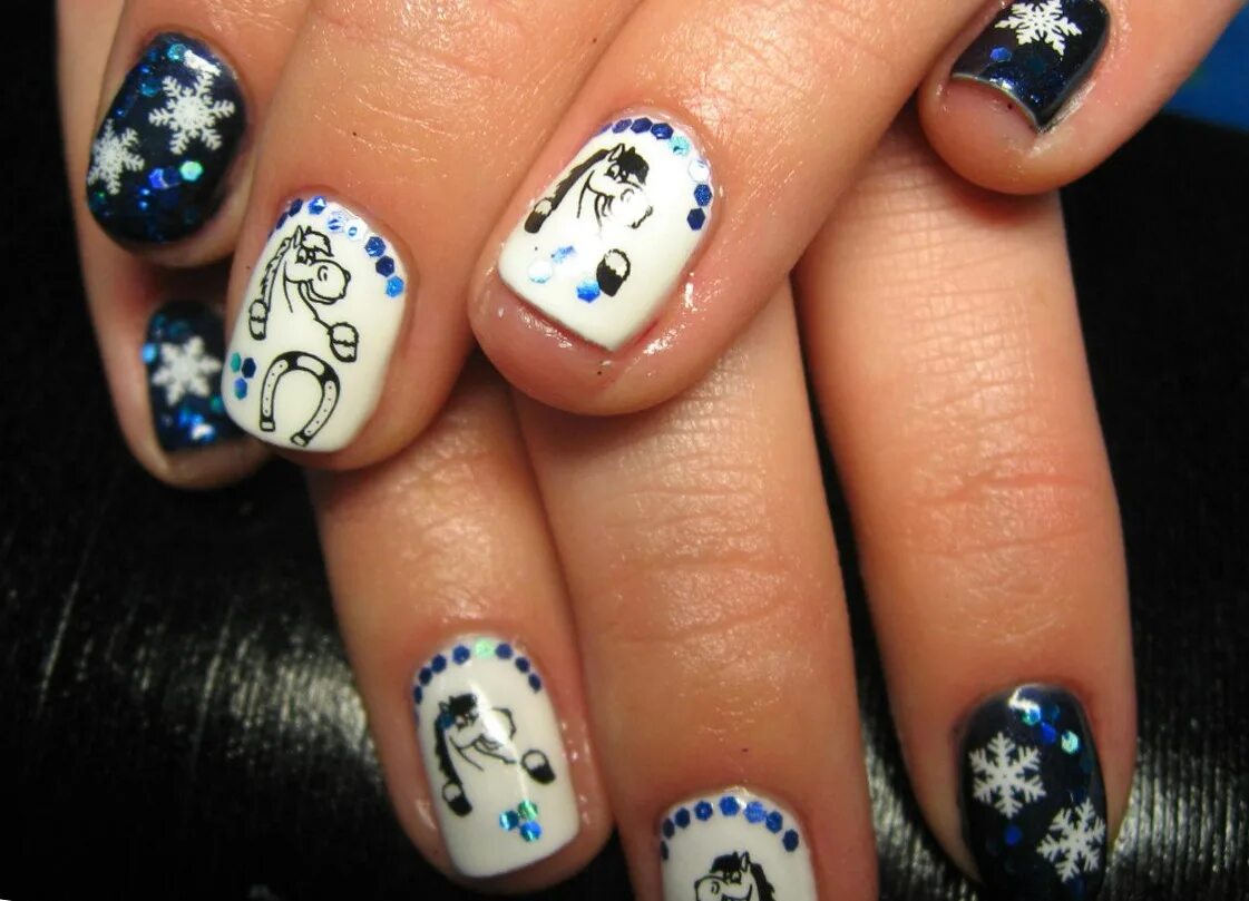 зимний маникюр со слайдерами. красный маникюр со слайдерами. ногти с новогодним принтом. новогодний маникюр со слайдерами. зимний маникюр с наклейками.