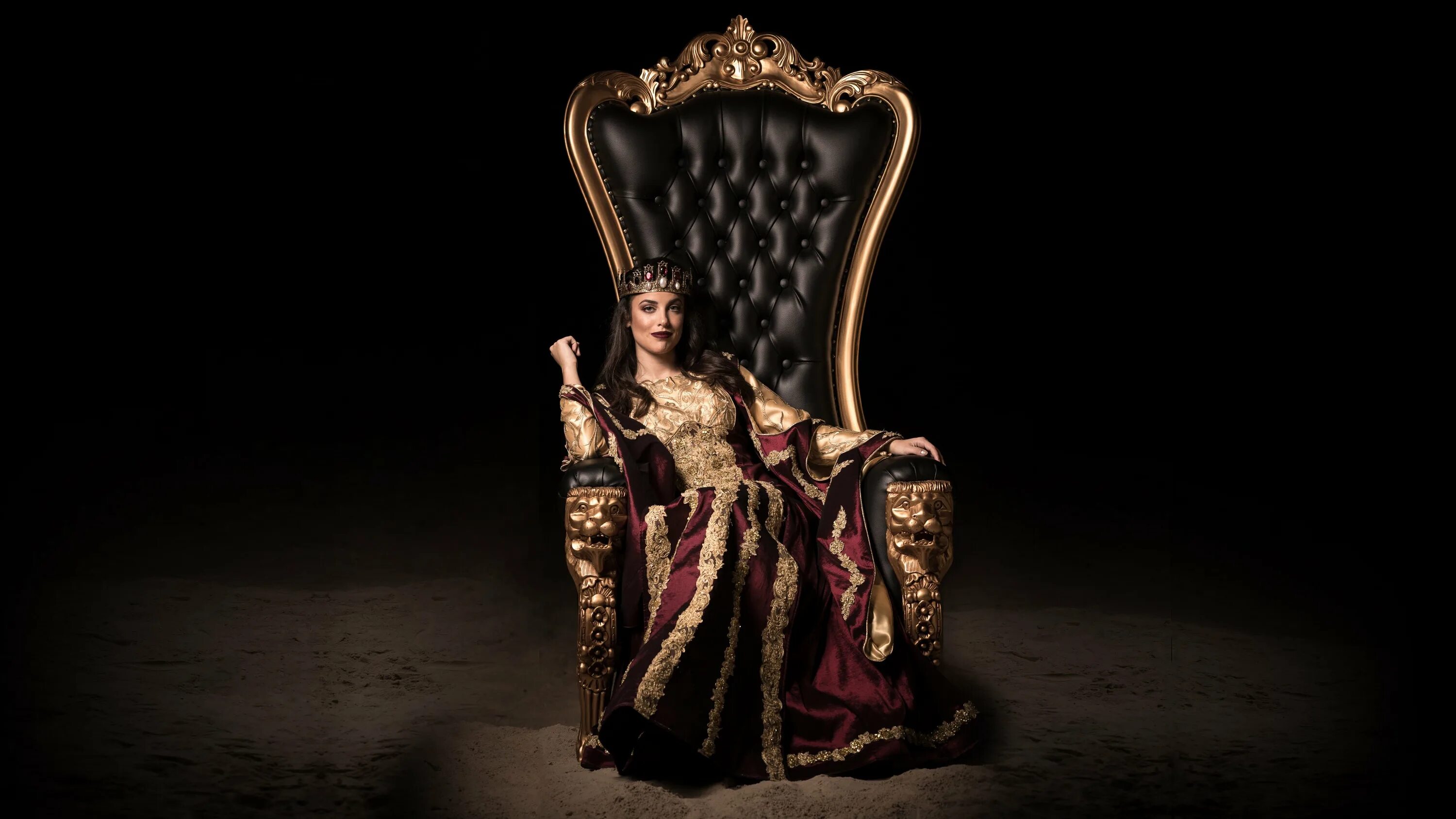 Королева на троне арт. Девушка сидит на троне. Девушка сидит на троне. Женщина на троне. Девушка на троне.
