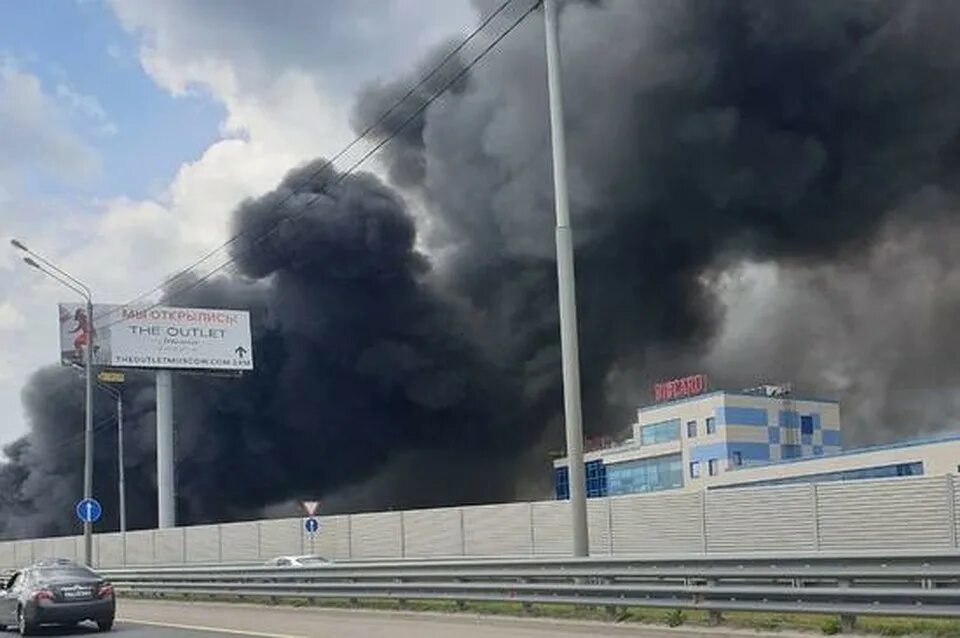 Красногорск происшествия сегодня последние новости. Пожар на новой Риге. Горит склад. Пожар в глобусе на новой Риге. OZON горит.